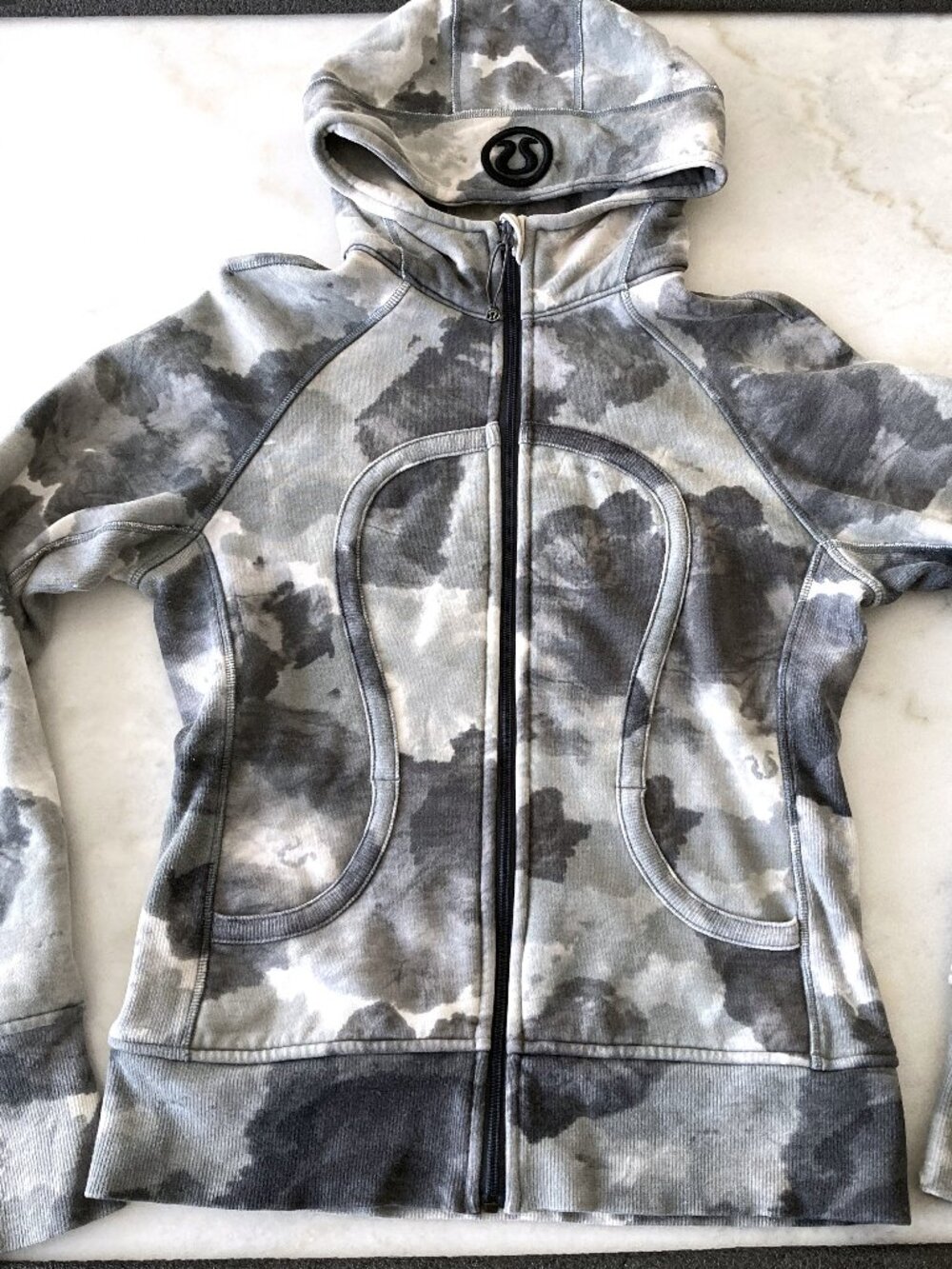Lululemon white & grey pattern / print scuba hoodie w/ thumbholes (size 8)